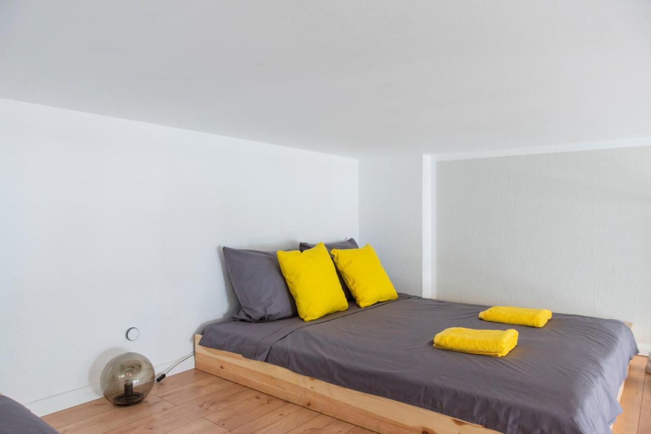 Lr Renovated +ac+rain Shower+wooden Floorboards *