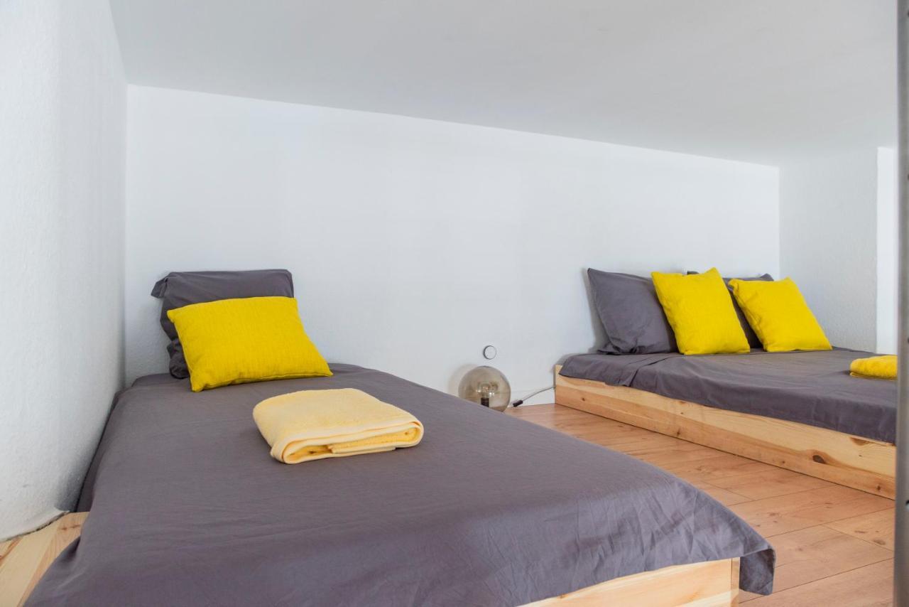 Lr Renovated +ac+rain Shower+wooden Floorboards *