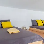 Lr Renovated +Ac+Rain Shower+Wooden Floorboards