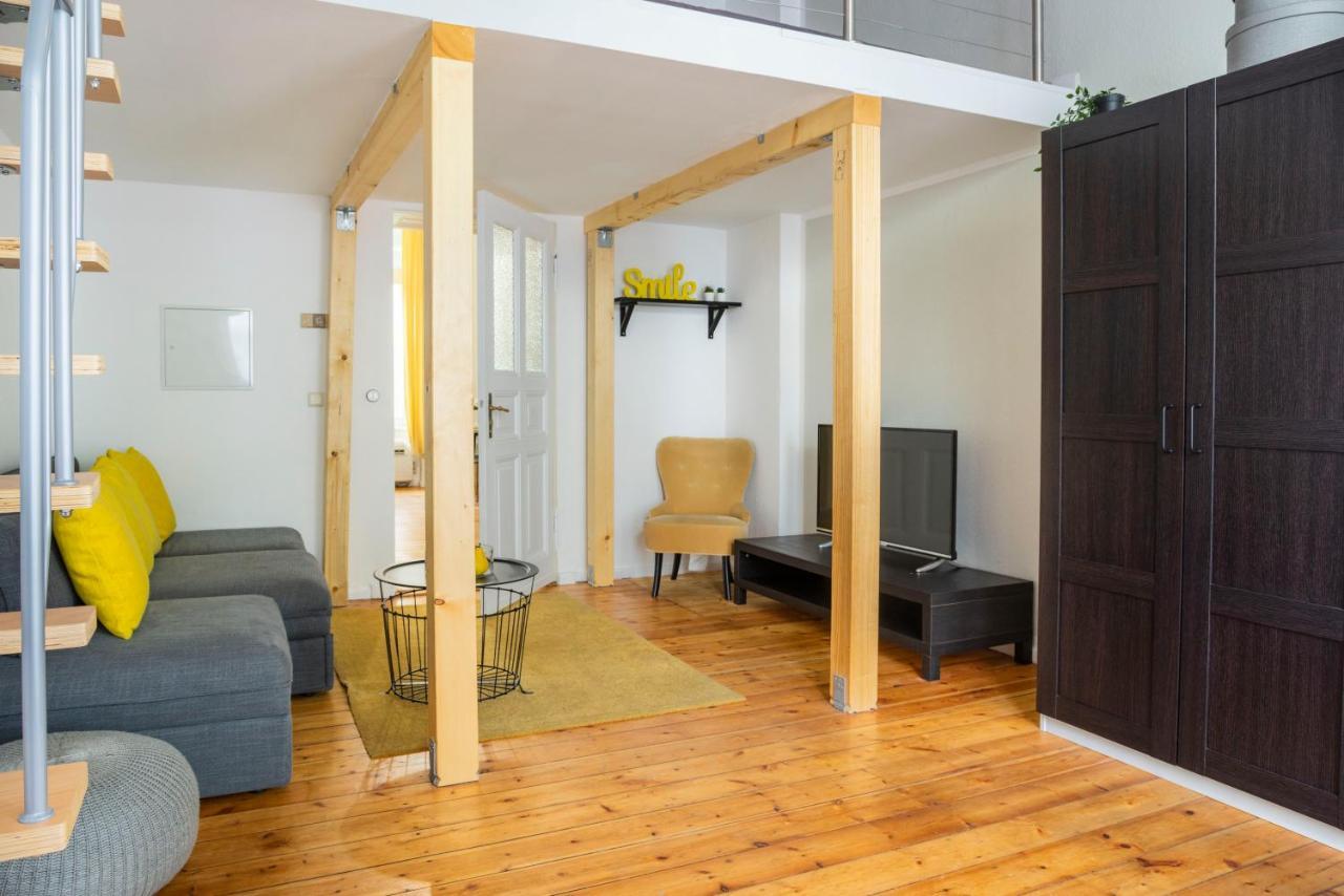 Lr Renovated +ac+rain Shower+wooden Floorboards