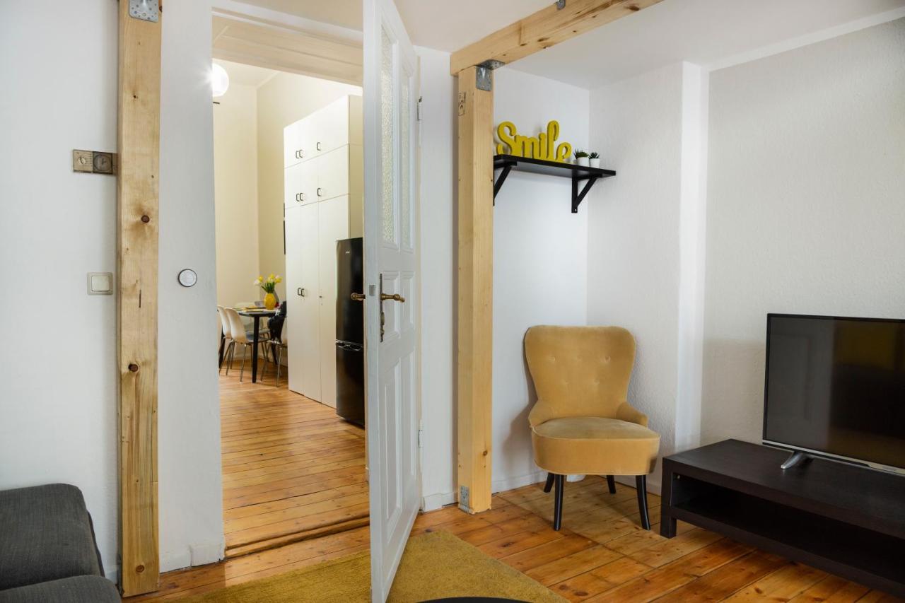 Apartment Lr Renovated +ac+rain Shower+wooden Floorboards *